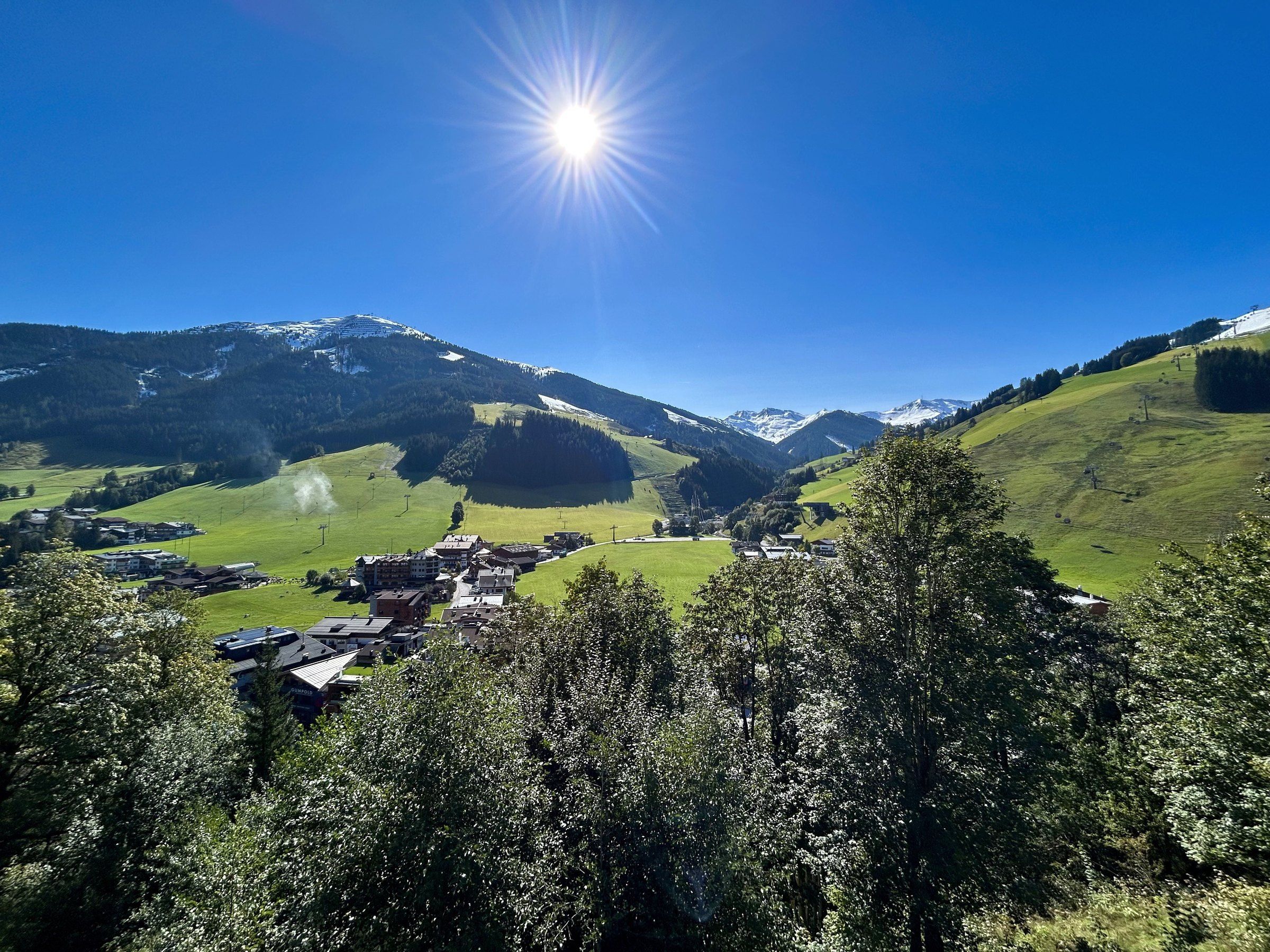 Blick vom Balkon über Hinterglemm im Sommer