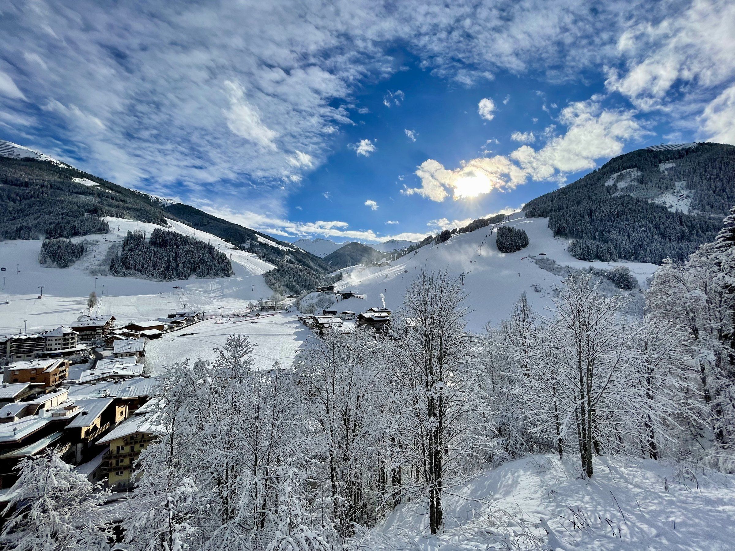 Blick vom Balkon über das verschneite Hinterglemm