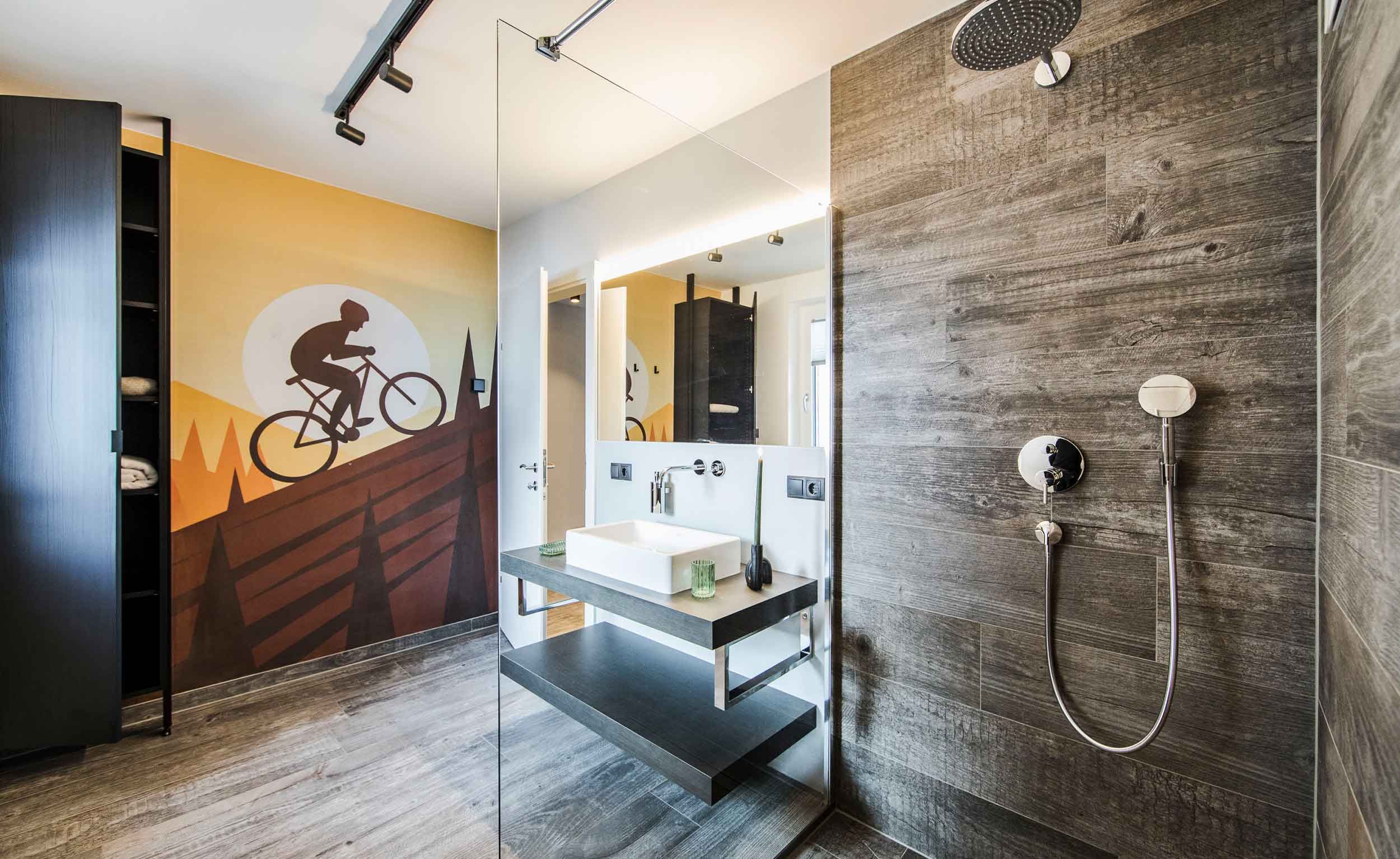 EAGLE Suite: Duschbad mit Bike-Wandbild