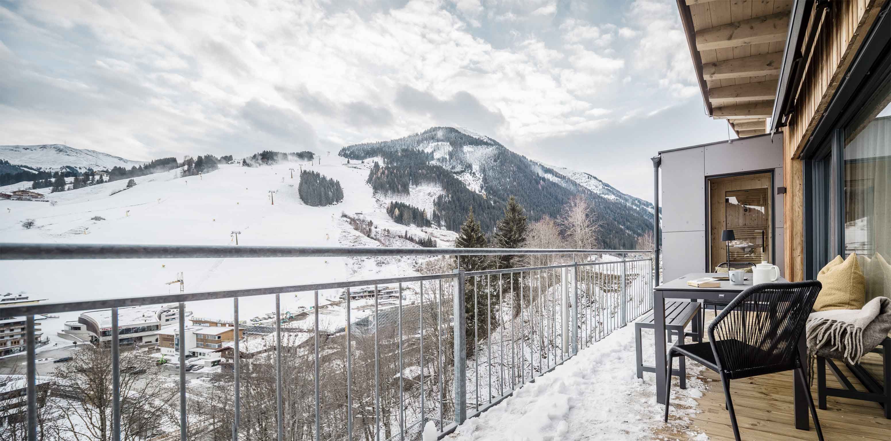 EAGLE Suite: Balkon mit Blick über Hinterglemm im Winter