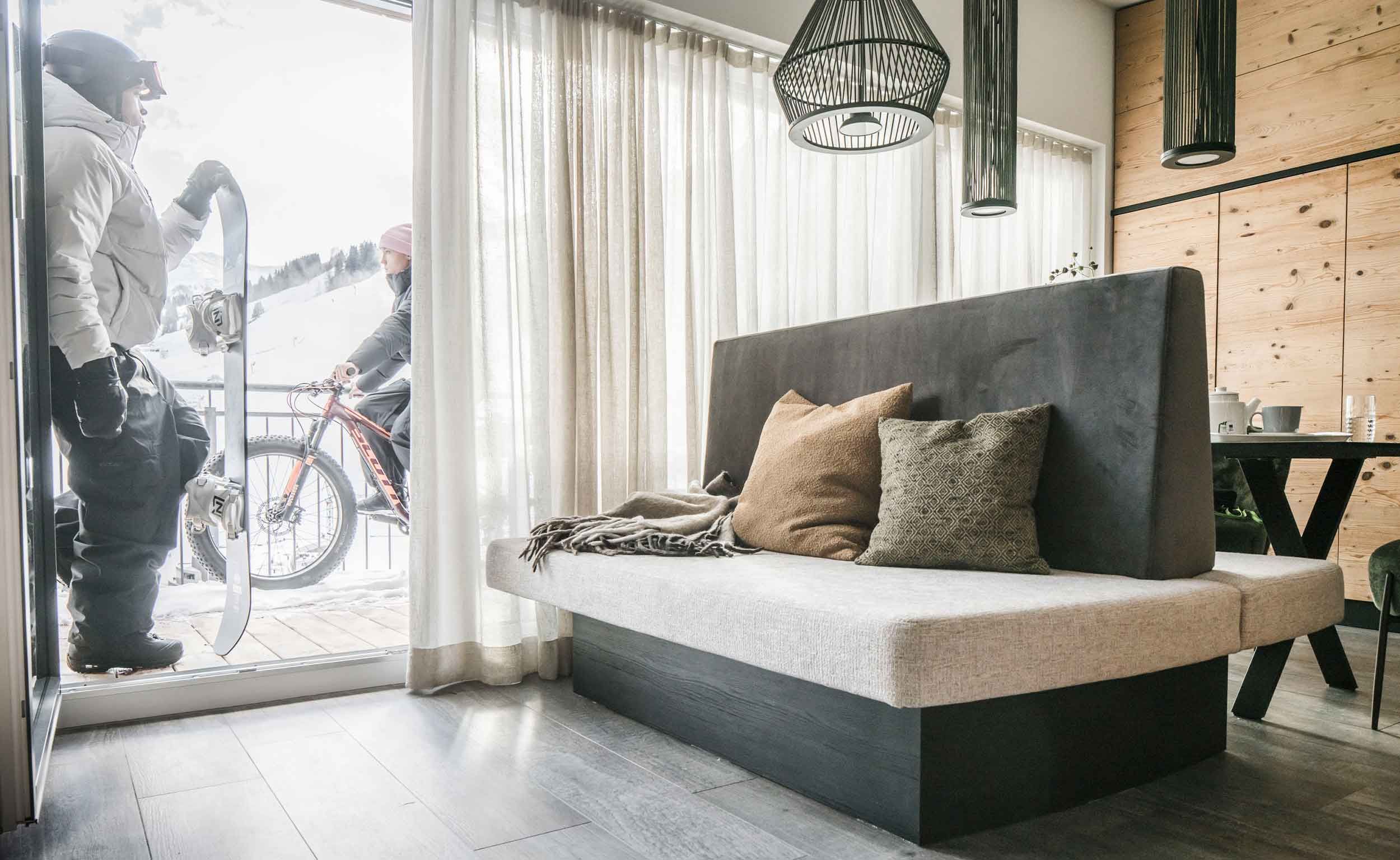 EAGLE Suite: Sitzbank mit Zugang zum Balkon