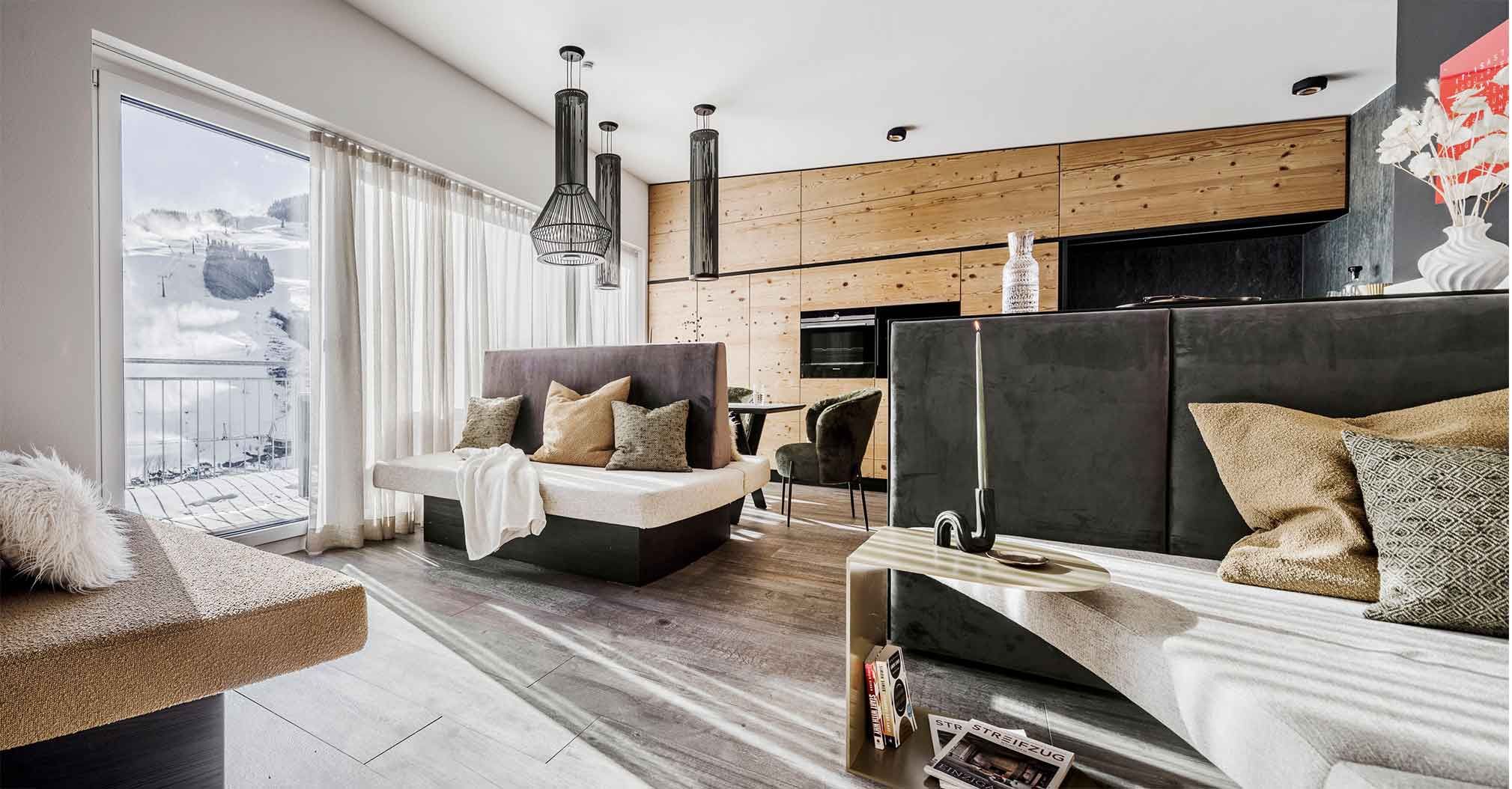 EAGLE Suite: Wohnbereich mit großen Fenstern
