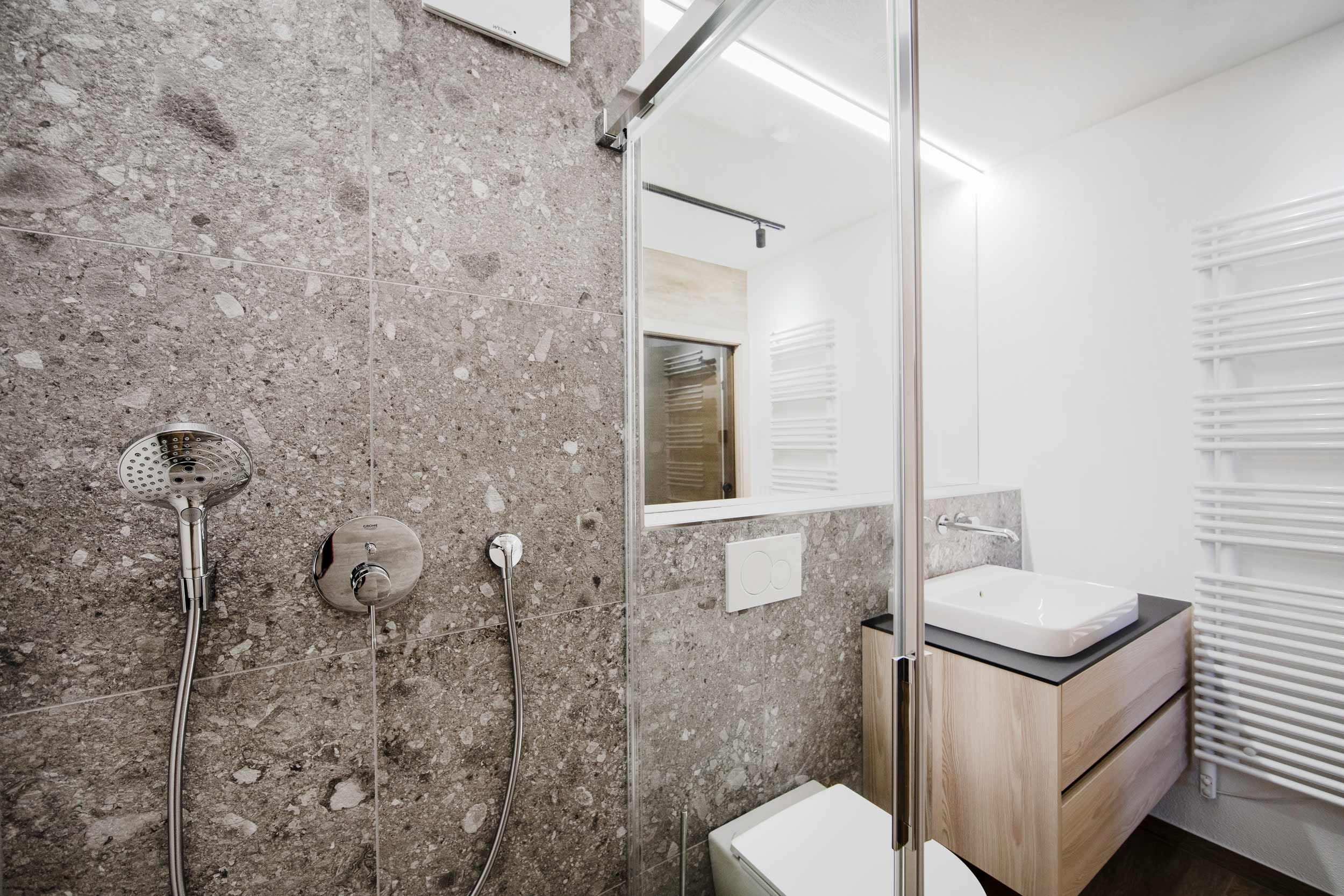 RIDERS Suite: Regendusche im Steinlook