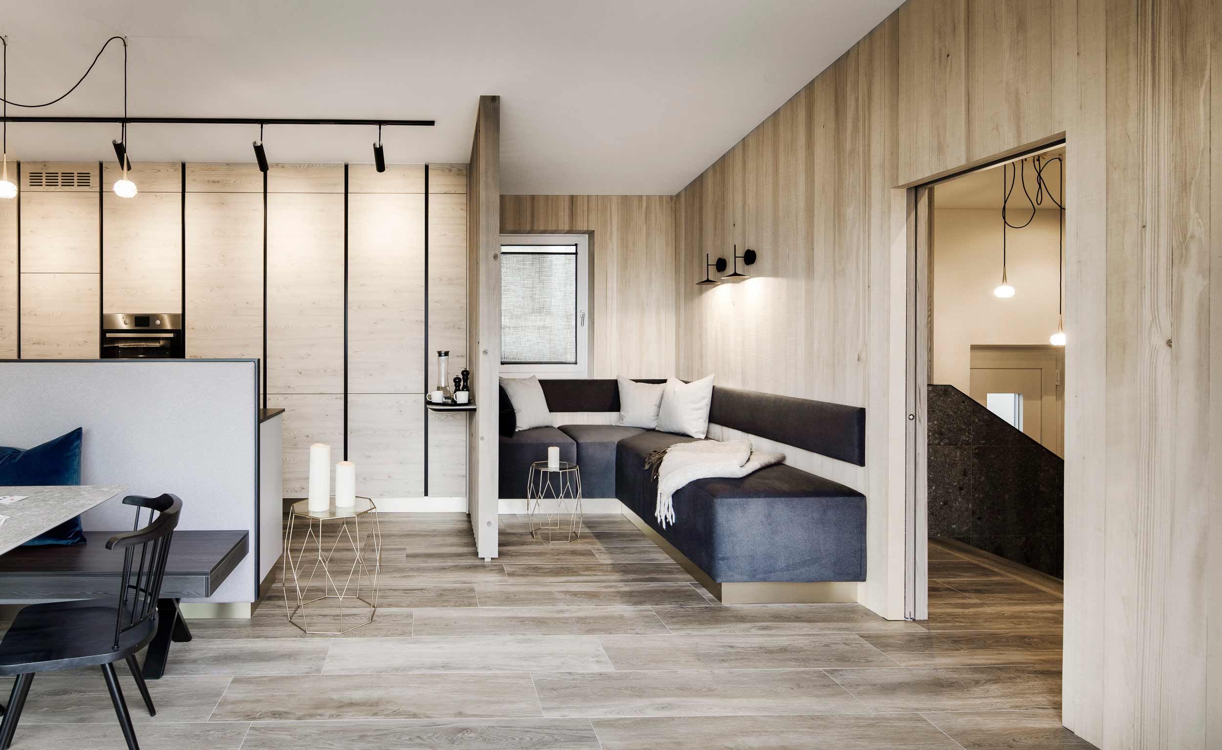 RIDERS Suite: Lounge-Ecke neben der Küche