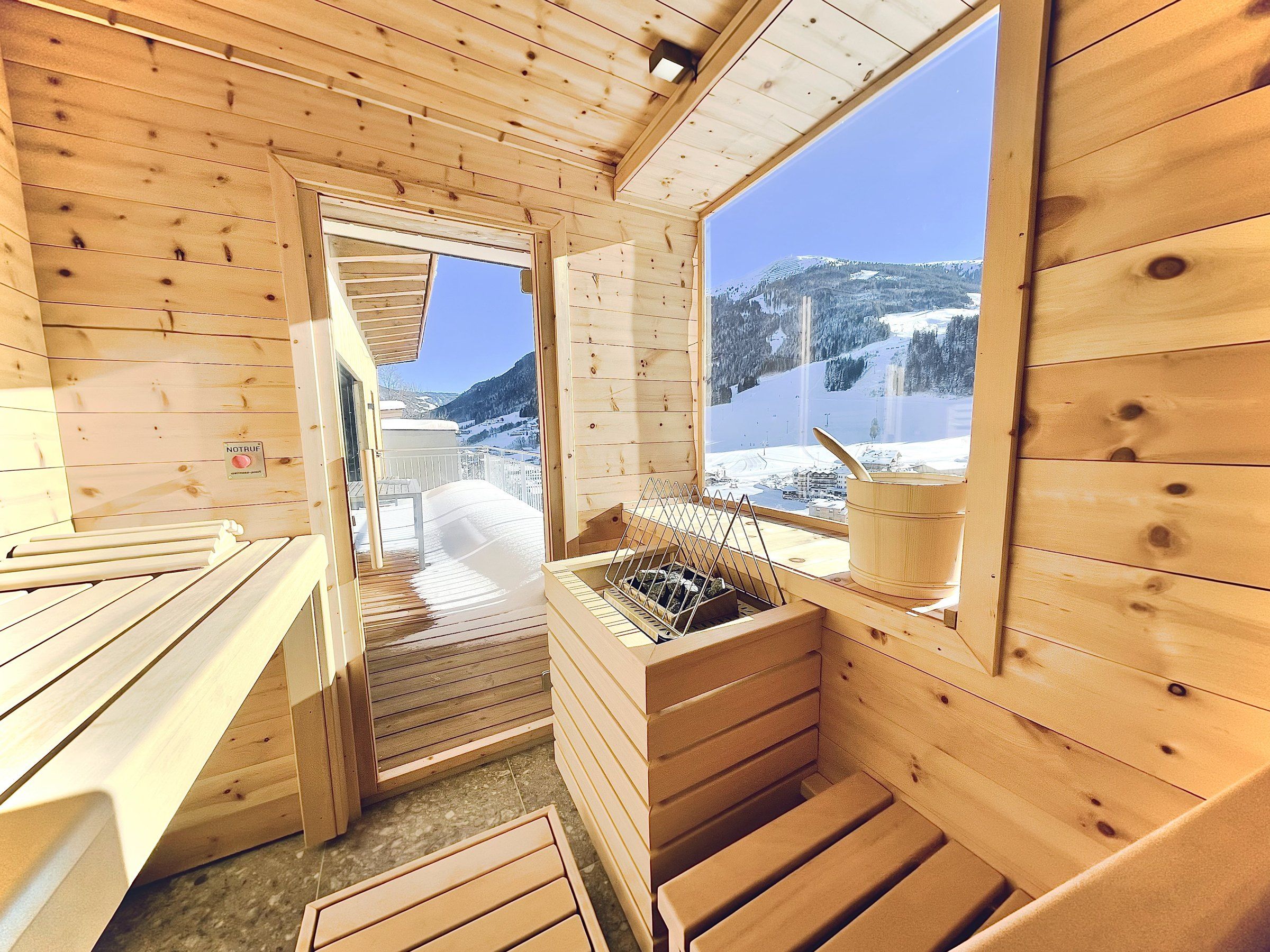 RIDERS Suite: private Sauna mit Blick auf die verschneite Piste
