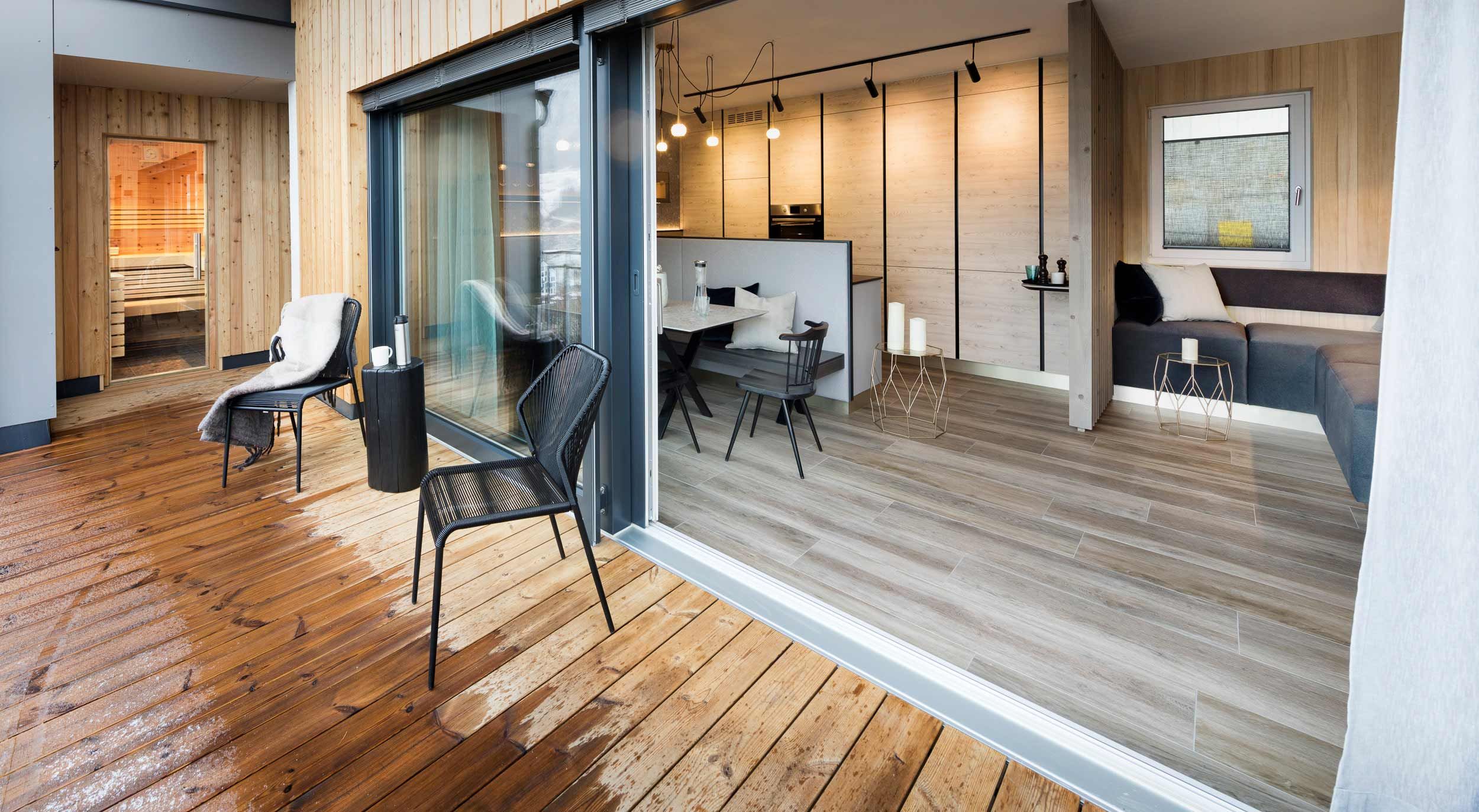 RIDERS Suite: Wohnbereich mit Zugang zum Südbalkon