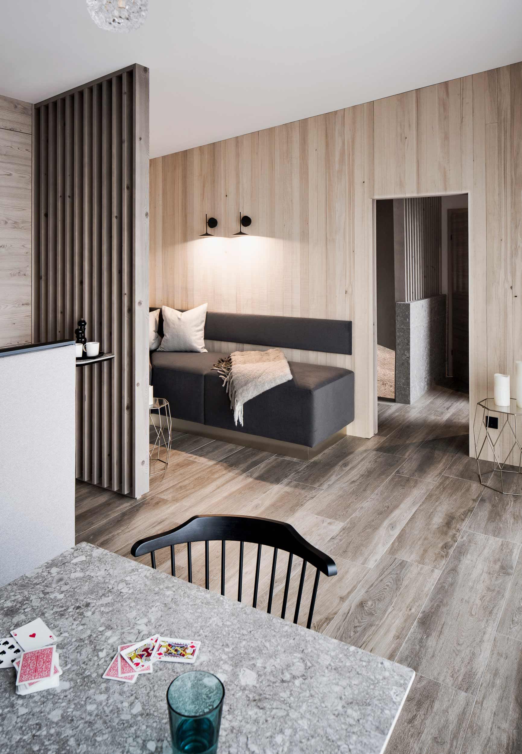 RIDERS Suite: Sofa im Wohnbereich
