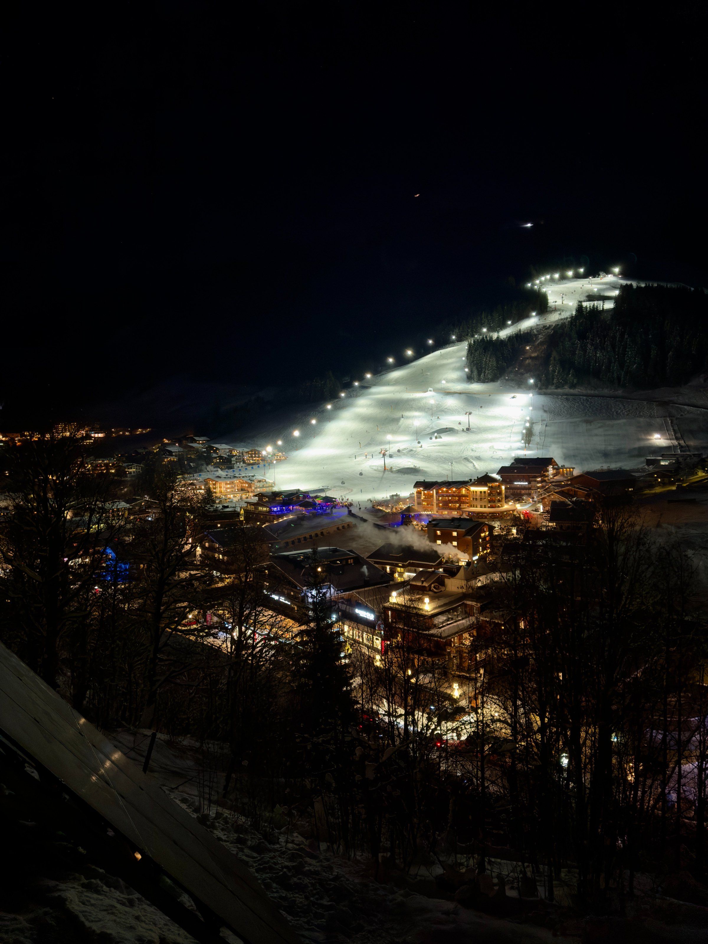 Blick vom Balkon auf die beleuchtete Nachtpiste an der Unterschwarzachbahn