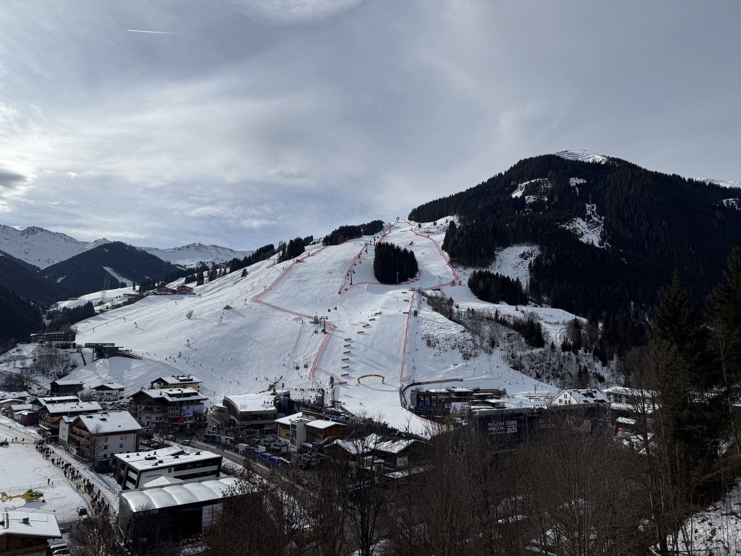 Blick vom Balkon auf die WM-Strecke 2025 am Zwölferkogel